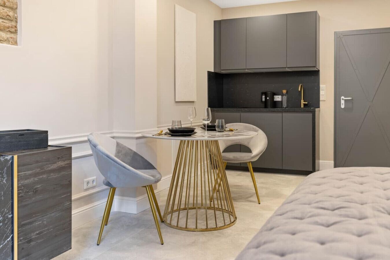 1 bedroom, desk, WiFi, bed sheets