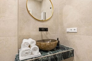 Een haardroger, handdoeken, zeep, shampoo