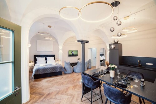 NEW LUXUS Suite | TWO Kingbeds | Center | Netflix