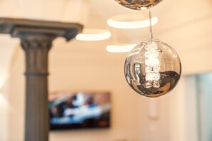 Interior - NEW LUXUS Suite | TWO Kingbeds | Center | Netflix (Augsburg)