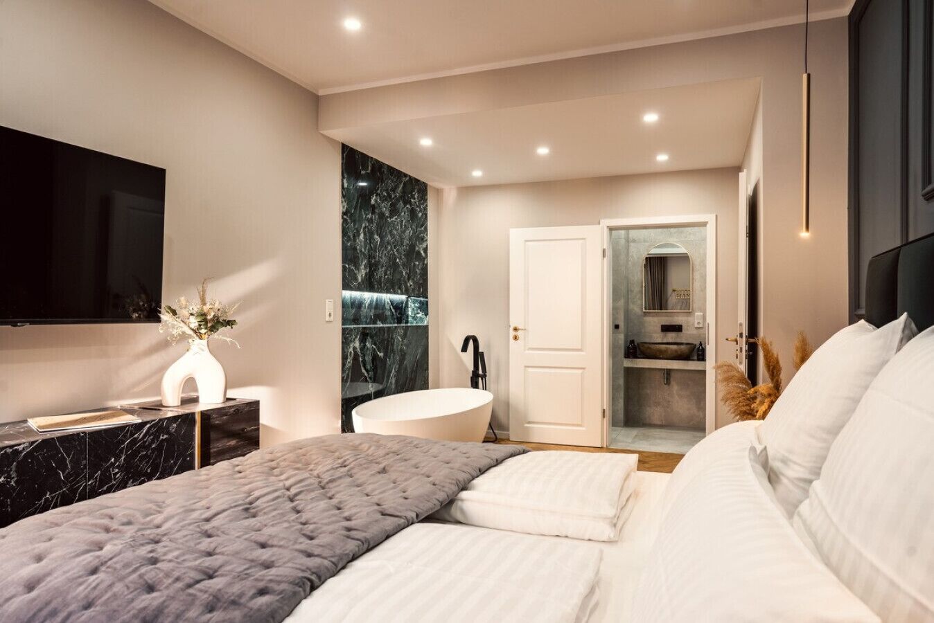 Desk, WiFi, bed sheets