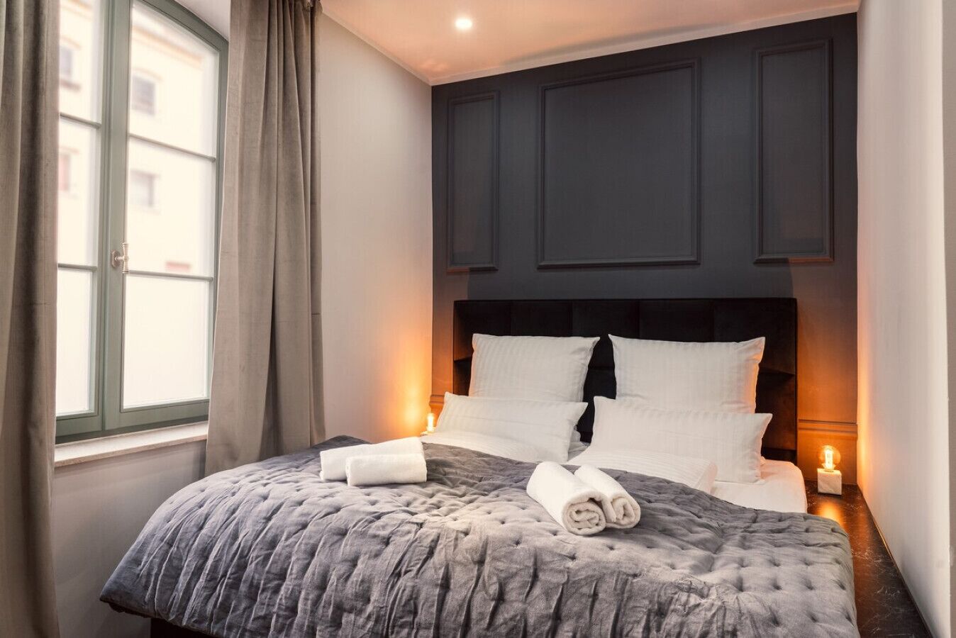 Escritorio, wifi, ropa de cama