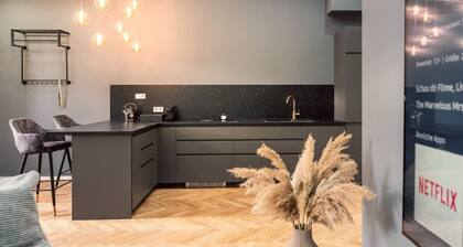 NEW LUXUS Suite | TWO Kingbeds | Netflix | Center