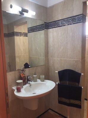 Handtücher, Seife, Shampoo, Toilettenpapier