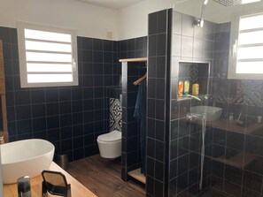 Shower, hair dryer, towels, soap - Maison Créole Avec vue mer à 15 Minutes de Saint-denis (Sainte-Marie)
