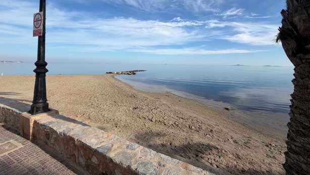 A beach with a stone wall, a lamp post, and a clear sky. - Casa Golf Mar Menor, Peace, Space, Sun and Stunning Views (MC)