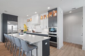 Frigorifero, microonde, forno, piano cottura