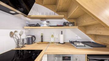 Coffee/tea maker, fridge, oven, stovetop