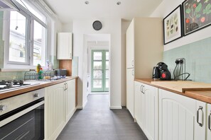 Casa, varanda | Cozinha privada | Chaleira elétrica, torradeira