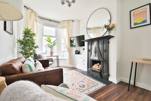 House, Patio | Living area | Flat-screen TV - Stunning 2 Bedroom Cardiff Bay House (Cardiff)