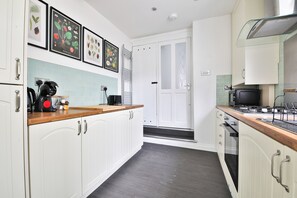 House, Patio | Private kitchen | Electric kettle, toaster - Stunning 2 Bedroom Cardiff Bay House (Cardiff)