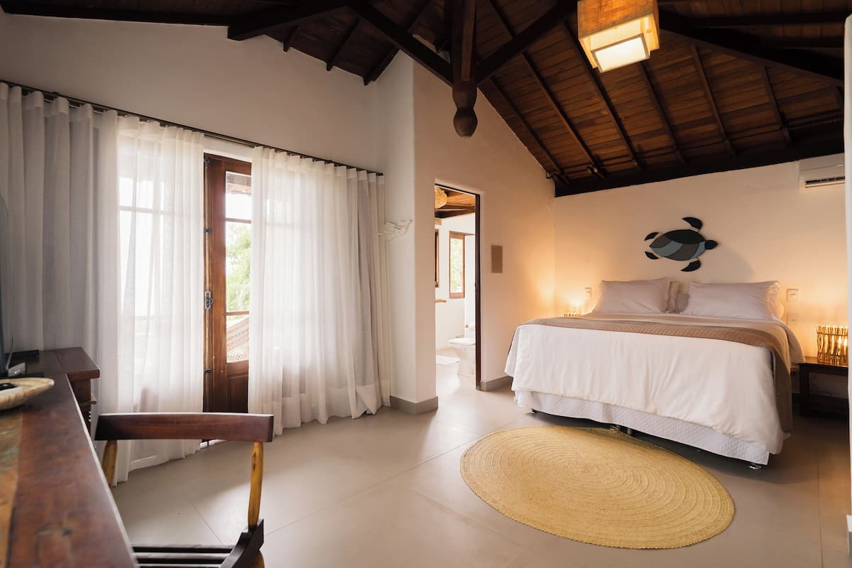 Quarto casal superluxo, cama Queen, banheira de hidromassagem, vista para o mar, acessível escadas | 1 habitación, ropa de cama de alta calidad y minibar