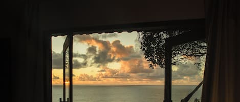 Luxury-Doppelzimmer, 1 Queen-Bett, Whirlpool, Meerseite | Hochwertige Bettwaren, Pillowtop-Betten, Minibar, individuell dekoriert