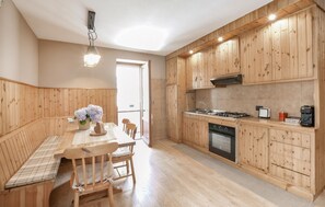 Kühlschrank, Mikrowelle, Herdplatte, Geschirrspüler