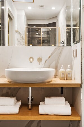 Douche, sèche-cheveux, bidet
