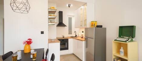 Fridge, oven, stovetop, dishwasher