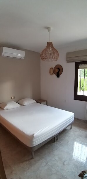 4 chambres, fer et planche à repasser, accès à Internet, literie fournie