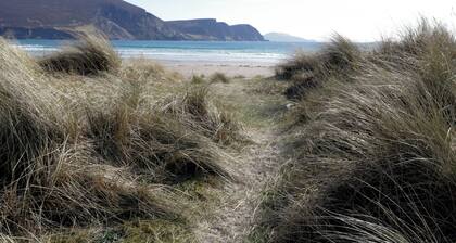 NO.3 BEACH COTTAGES, pet friendly in Keel, County Mayo