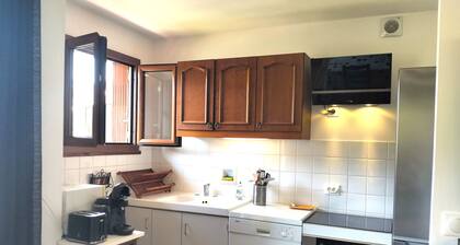 Charming 3-room: balcony, private parking, near village