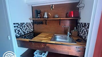 Een koelkast, een microgolfoven