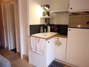 Fridge, microwave, oven, stovetop - Downtown Bagnères-de-Luchon 1BR with balcony, WiFi, pets allowed (Bagnères-de-Luchon)