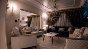 Smart TV, fireplace, computer monitors, printers - Luxury Apartment in Maadi Nile View - شقة فاخره بالمعادي كورنيش النيل
(Cairo, Egypt)