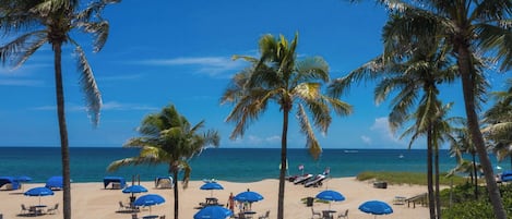 Na praia, espreguiçadeiras, toalhas de praia
