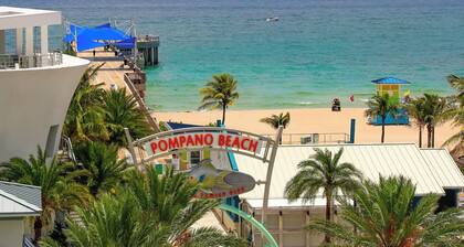 Gorgeous Oceanfront Resort! 2 Bedroom 2 Bath Sleeps 6! An escape from reality!