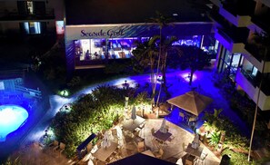 Outdoor dining - Gorgeous Oceanfront Resort! 2 Bedroom 2 Bath Sleeps 6! An escape from reality! (Pompano Beach)