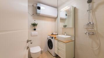 Ducha, secador de pelo, toallas, jabón