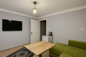 Junior-Suite | Wohnbereich | 43-Zoll-Smart-TV mit Satellitenempfang, Netflix, Hulu