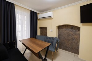 Junior-Suite | Wohnbereich | 43-Zoll-Smart-TV mit Satellitenempfang, Netflix, Hulu