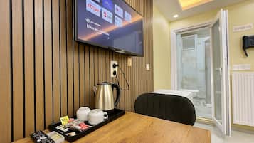 1 bedroom, premium bedding, desk, laptop workspace