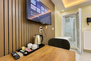 1 Schlafzimmer, hochwertige Bettwaren, Schreibtisch