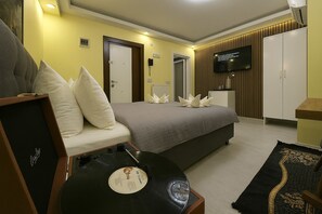 Kamar Double Ekonomi | Seprai premium, meja kerja, ruang kerja ramah laptop, dan kedap suara