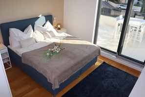 4 bedrooms, iron/ironing board, WiFi, bed sheets