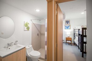 Douche, serviettes fournies, shampoing