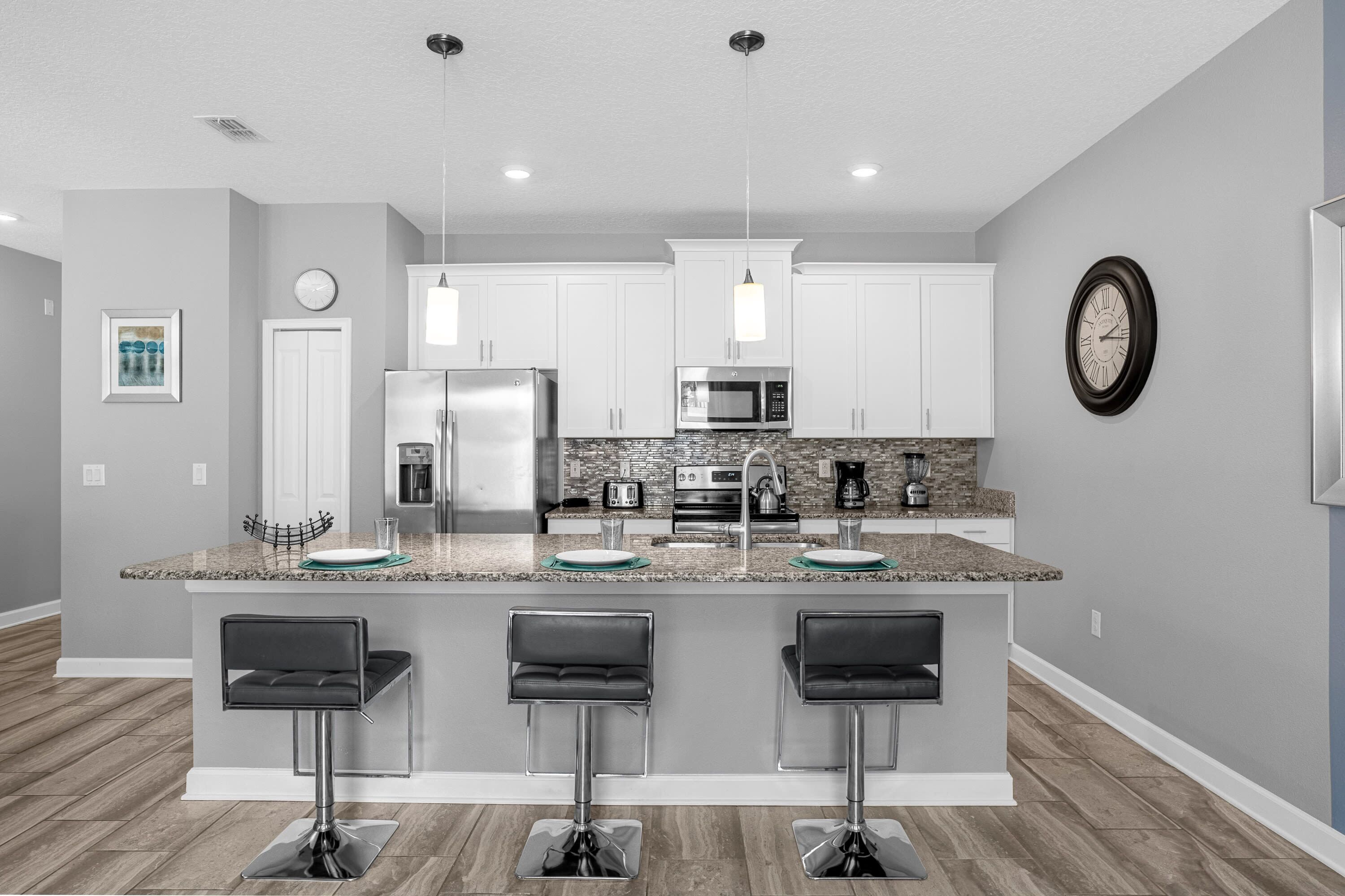 Kjøleskap, mikrobølgeovn, ovn og kokeplater