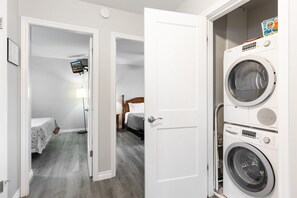 2 bedrooms, iron/ironing board, free WiFi, bed sheets - Remodeled Condo Central to DT Kalispell & Glacier (Kalispell)