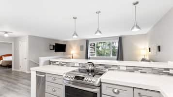 Een magnetron, een oven, een kookplaat, een vaatwasser