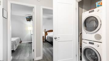 Een strijkplank/strijkijzer, gratis wifi, beddengoed