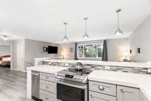 Microwave, oven, stovetop, dishwasher - Remodeled Condo Central to DT Kalispell & Glacier (Kalispell)