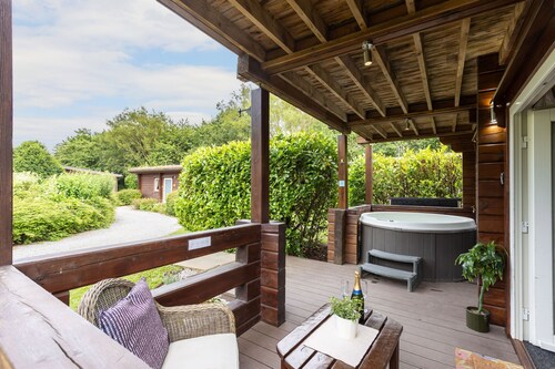 Lake View Lodge with Hot Tub