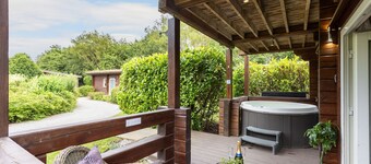 Lake View Lodge with Hot Tub