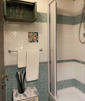 Haartrockner, Handtücher, Toilettenpapier