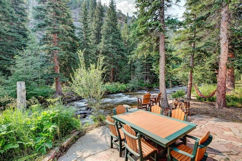 Riverside`s Hideout Cabin- With Hot Tub!