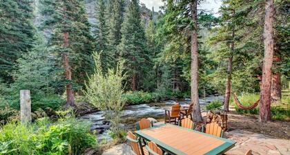 Riverside`s Hideout Cabin- With Hot Tub!