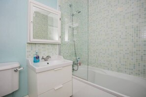 Hair dryer, towels, soap, shampoo - Lovely 1 Bedroom Apartment with Balcony in Dalston (London)