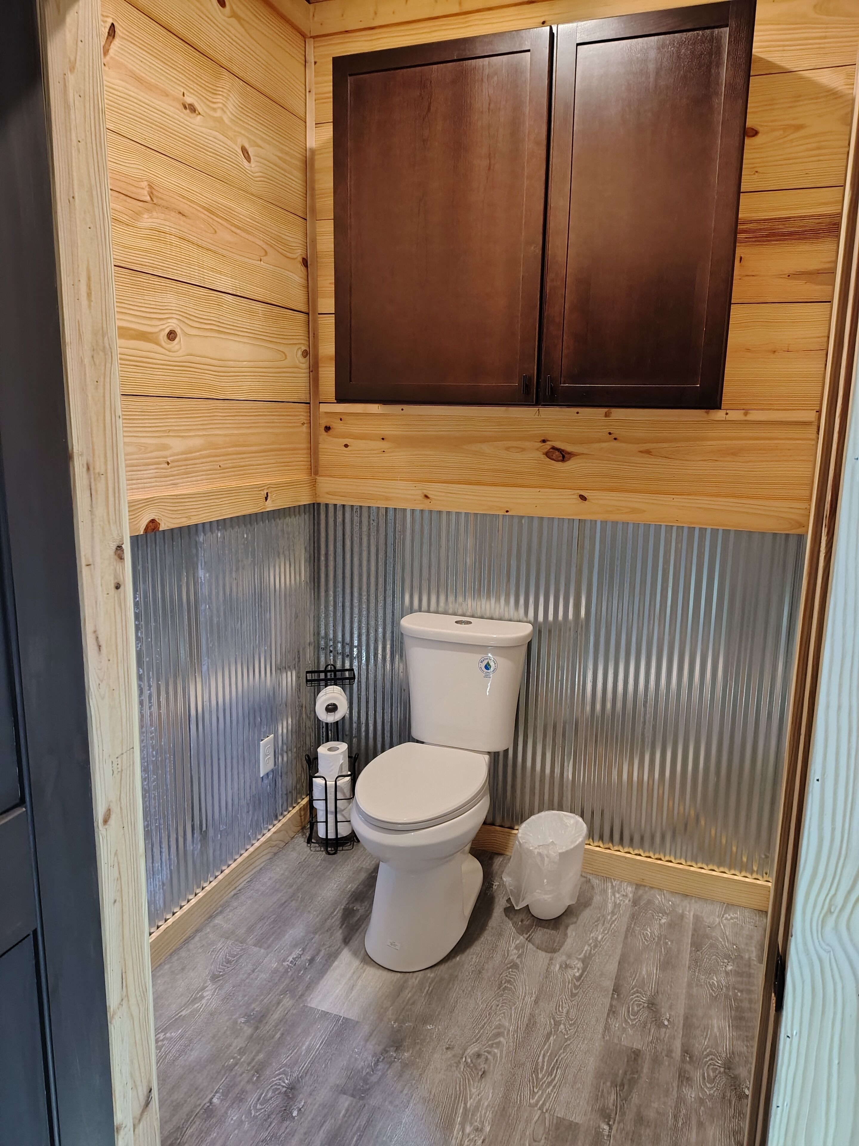 Deluxe-Ferienhütte, 2 Schlafzimmer, barrierearm, Nichtraucher | Badezimmer | Handtücher, Seife, Toilettenpapier