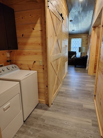 Deluxe Cabin, 2 Bedrooms, Mobility Accessible, Non Smoking | 2 bedrooms, bed sheets